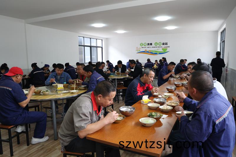 職(zhi)工食(shi)堂